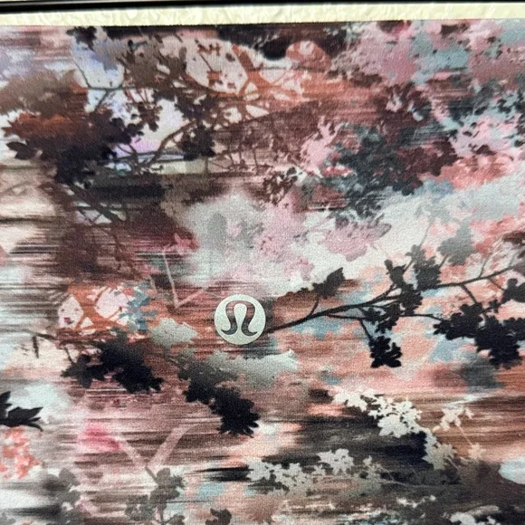 🍋 LULULEMON Align High-Rise Short 8"
Future Utopia Multi Size 12 - Picture 3 of 12